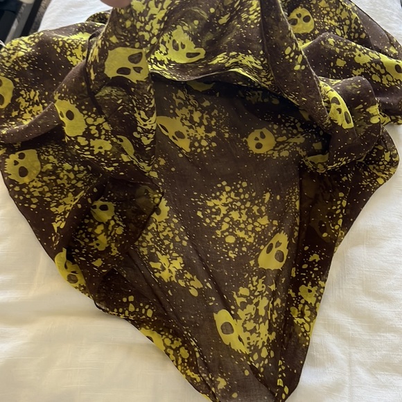 Skull print funnel scarf - Picture 3 of 3